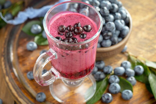 Foto reife blaubeeren, in komposition auf einer alten oberfläche.