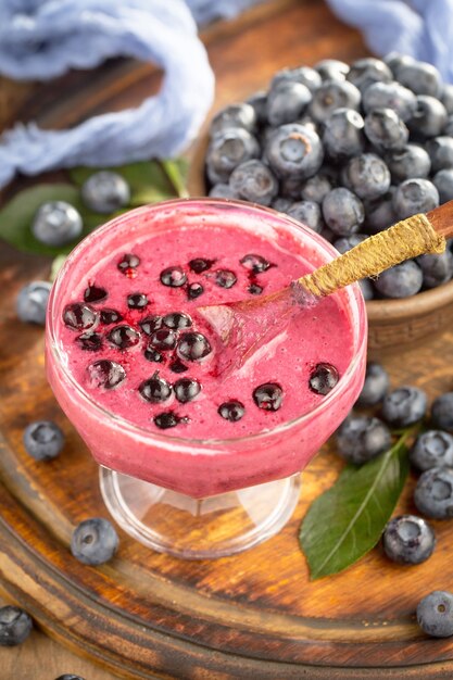 Reife Blaubeeren, in Komposition auf einer alten Oberfläche.