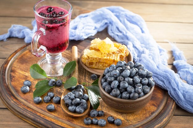 Reife Blaubeeren, in Komposition auf einer alten Oberfläche.