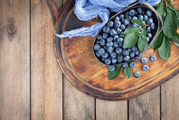 Reife Blaubeeren, in Komposition auf einer alten Oberfläche.