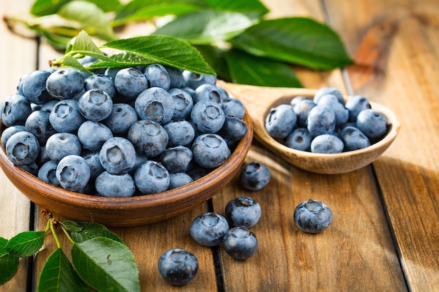 Reife Blaubeeren, in Komposition auf einer alten Oberfläche.