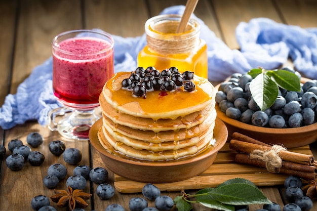 Reife Blaubeeren, in Komposition auf einer alten Oberfläche.