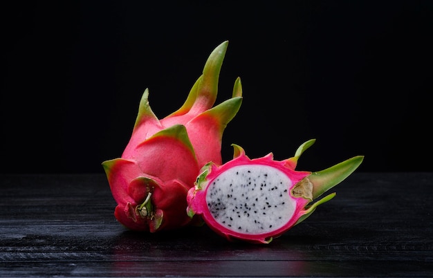 Reife Drachenfrucht isoliert auf schwarzem Hintergrund Frucht gesundes Konzept