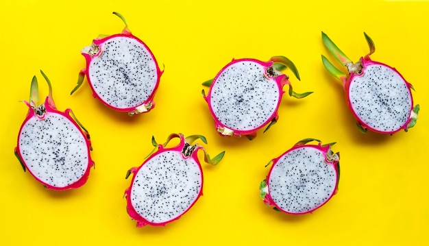 Reife Drachenfrucht oder Pitahaya auf gelber Oberfläche. Draufsicht