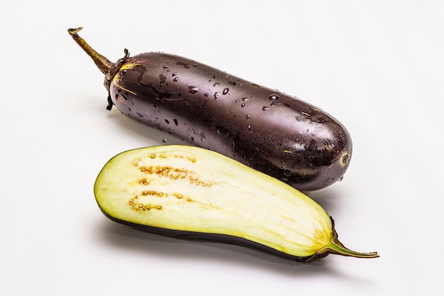 Reife einzelne Aubergine. Frisches ganzes und halbes Gemüse.