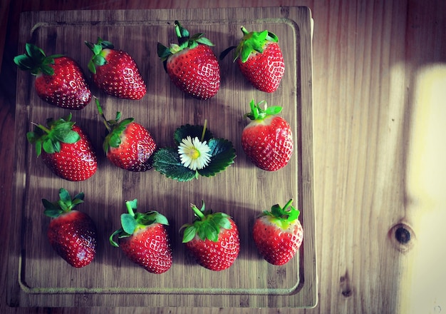 Reife Erdbeeren auf einem Holzschnittbrett