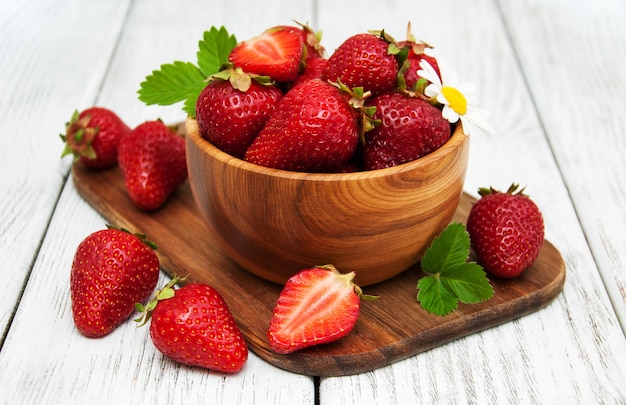 Reife Erdbeeren auf Holztisch