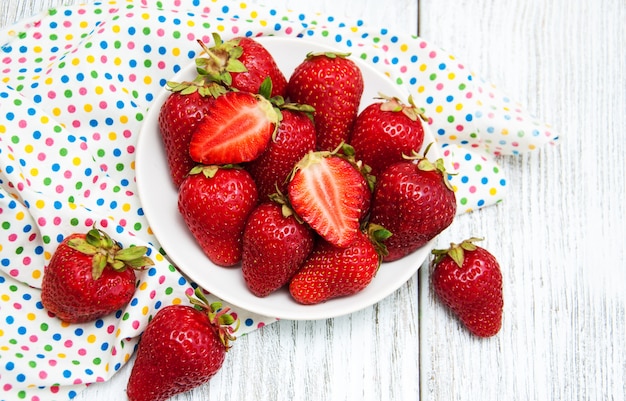 Reife Erdbeeren auf Holztisch