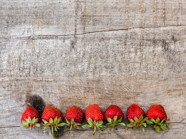 Reife Erdbeeren, die auf einem weißen Tisch liegen