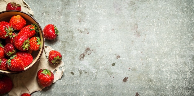 Reife Erdbeeren in der Schüssel auf altem Stoff