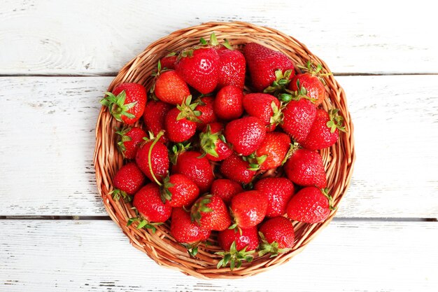 Reife Erdbeeren in Draufsicht des Weidentabletts