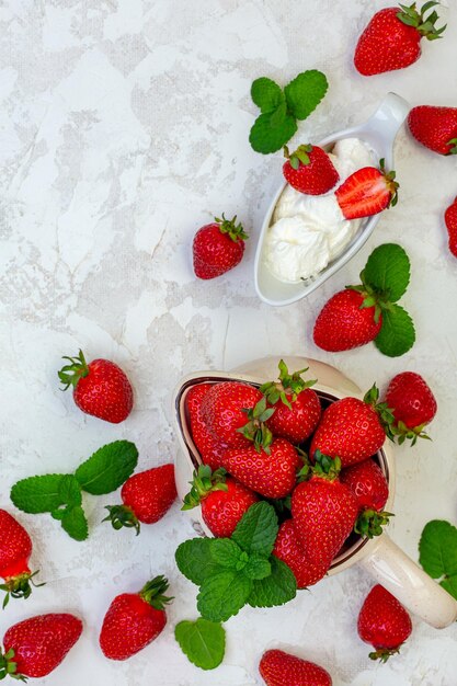 Reife Erdbeeren in einem Keramikkrug