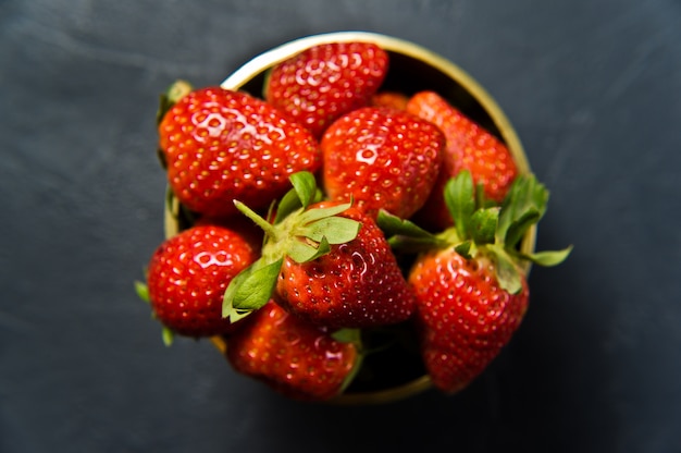 Reife Erdbeeren in einer goldenen Schüssel.