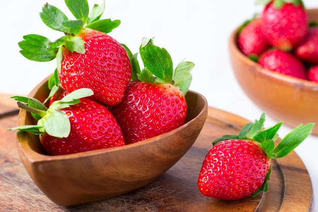 Reife Erdbeeren in einer großen Holzschale, Nahaufnahme, selektiver Fokus