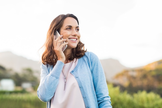 Reife Frau am Telefon sprechen