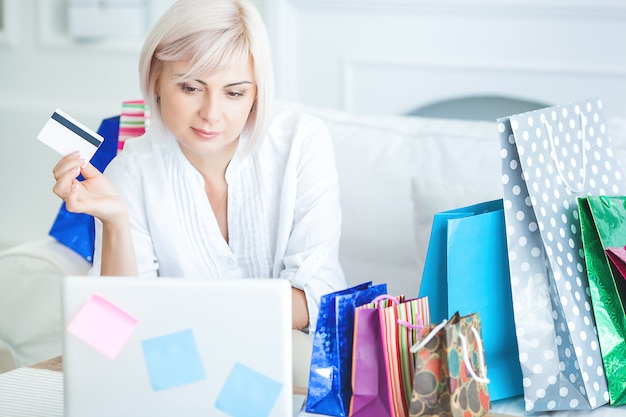 Reife Frau beim Online-Shopping zu Hause