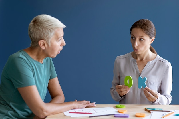 Reife Frau, die eine Ergotherapiesitzung mit einem Psychologen macht