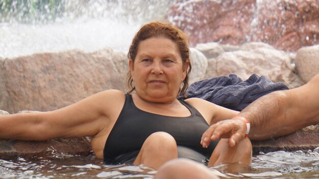 Foto reife frau, die im wasser wegschaut