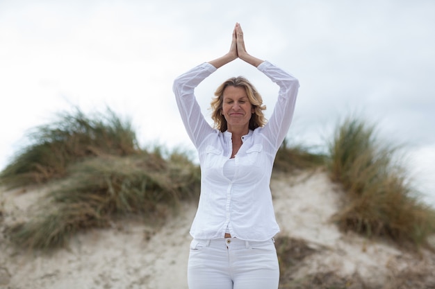 Foto reife frau, die meditation tut