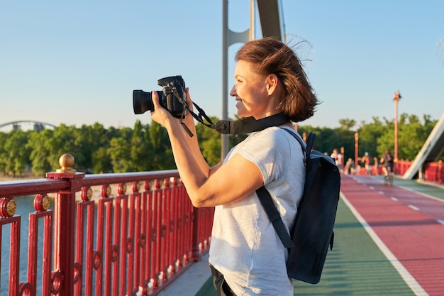 Reife Frau, die mit Kamera, Fotojournalist, Reiseblogger fotografiert