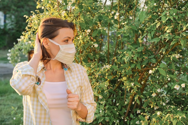 Reife Frau in der medizinischen Maske, Allergiesaison