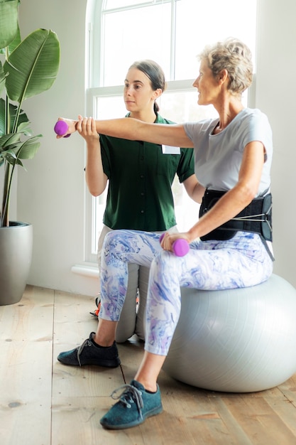 Reife Frau macht Physiotherapie