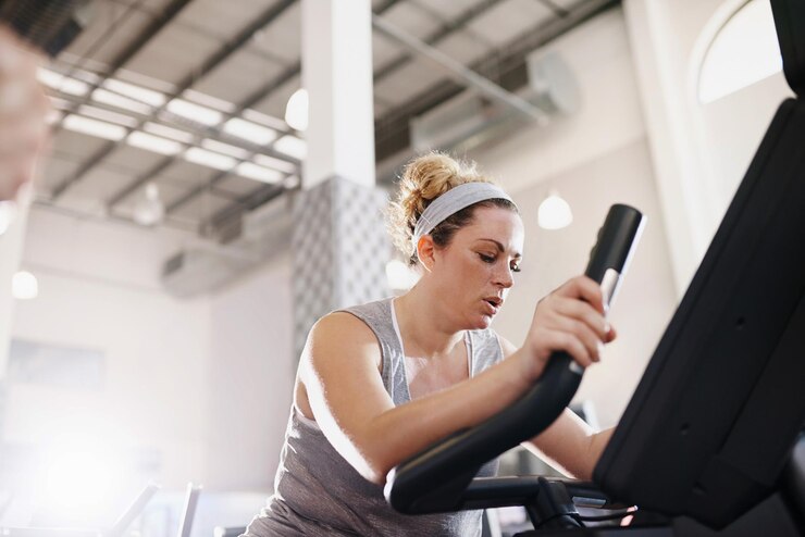 Foto reife frau trainiert im fitnessstudio