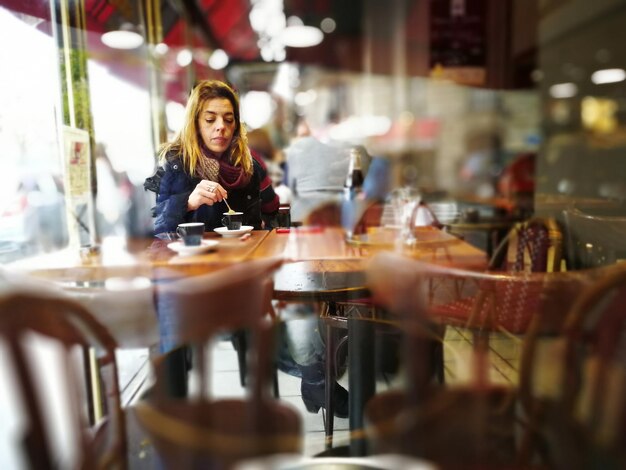 Foto reife frau trinkt kaffee im café