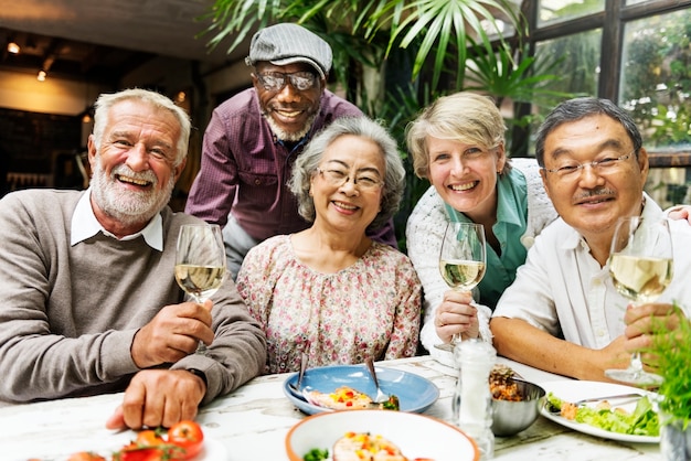 Reife Freunde bei einer Dinnerparty