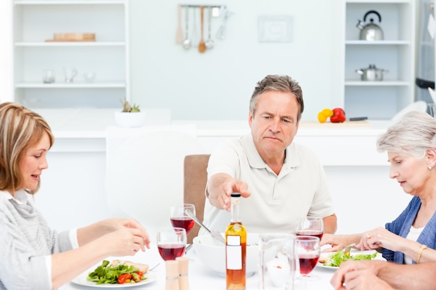 Reife Freunde, die zusammen Mittagessen nehmen