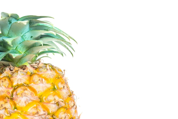 Reife frische Ananasfrucht lokalisiert auf weißem Hintergrund
