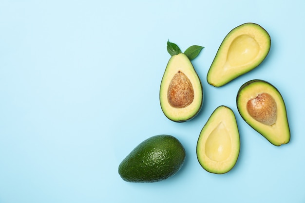 Reife frische Avocado auf blauem Hintergrund, Draufsicht