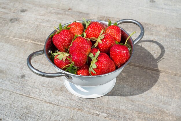 Reife frische Erdbeeren in Schüssel frisch geernteten Früchten auf dem Draufsicht-Kopienraum des Bauernmarktes