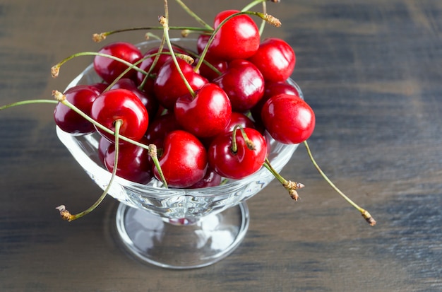 Reife frische kirschen. ein haufen köstlicher sommerbeeren.