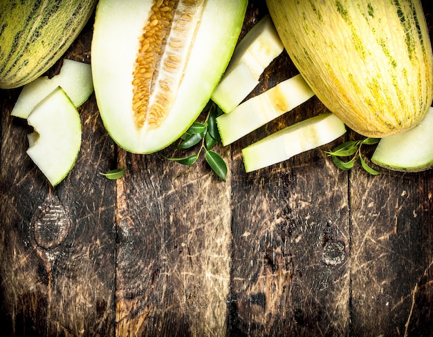 Reife frische Melone auf einem hölzernen Hintergrund