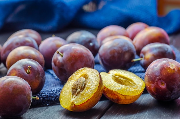 Foto reife frische pflaumen auf einem nahaufnahmetisch