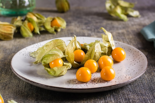 Reife Frucht-Physalis auf einem Teller Vegetarisches Bio-Essen