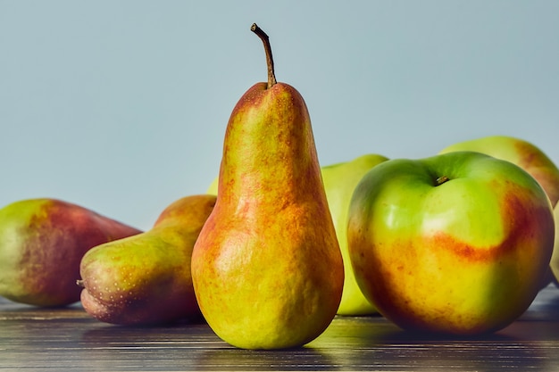 Reife Früchte, Äpfel, Birnen auf einem alten Holztisch. Obststillleben