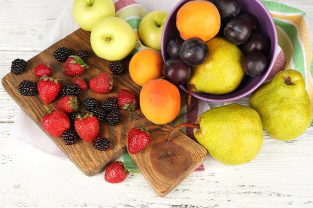 Reife Früchte und Beeren auf dem Tisch aus nächster Nähe