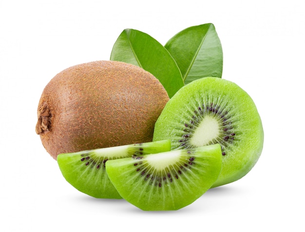 Reife ganze Kiwi mit Blättern an der weißen Wand.