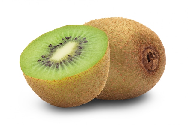 Foto reife ganze kiwi und hälfte lokalisiert auf weiß mit beschneidungspfad.