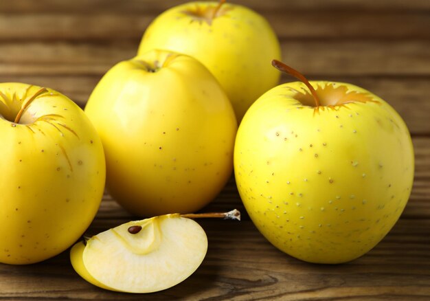 Foto reife gelbe äpfel auf holztisch