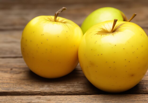 Foto reife gelbe äpfel auf holztisch