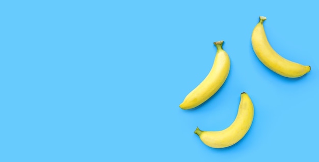 Reife gelbe Bananen auf blauem Hintergrund