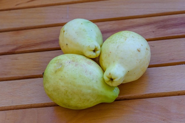 Reife gelbe Guavenfrüchte auf Holztisch