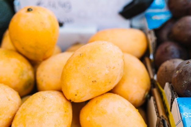 Reife gelbe Mangos zu verkaufen