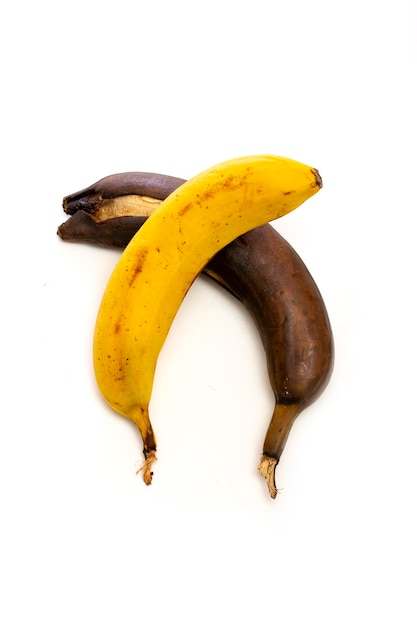 Reife gelbe und braune überreife Bananen auf weißem Hintergrund
