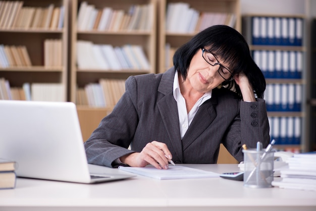 Reife Geschäftsfrau, die im Büro arbeitet