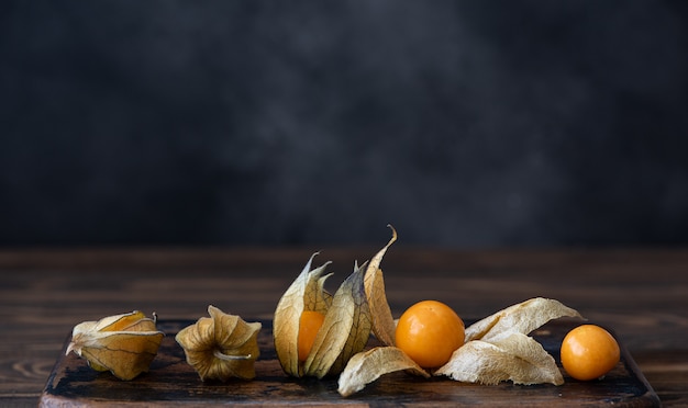 Reife goldene Beeren auf einem Tisch