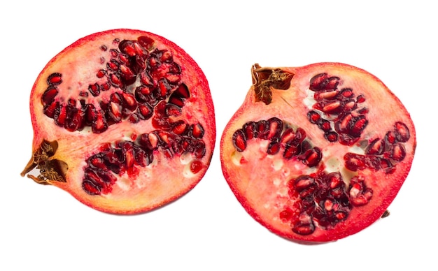 Reife Granatapfelfrucht lokalisiert auf weißem Hintergrund